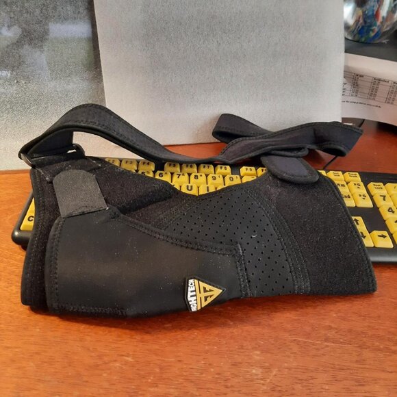 NEW ! Fightech Shoulder Brace for Torn Rotator Black Size L/XL - Picture 3 of 4
